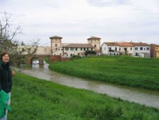 Ponte a Cappiano verso Fucecchio (9215 bytes)